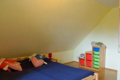 Ein Bett oder Betten in einem Zimmer der Unterkunft 4 Personen Ferienhaus, Garten mit Zaun und Tor