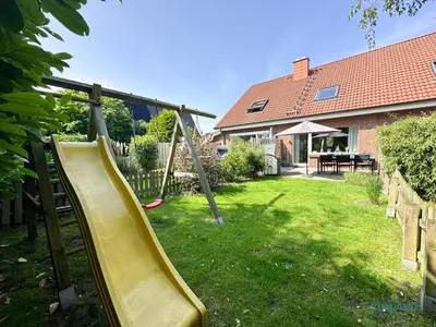 Ein Garten an der Unterkunft Ferienhaus Bremer Str 6
