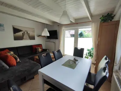 Ein Sitzbereich in der Unterkunft 6 Personen Ferienhaus Austernfischer mit zwei Toiletten in Otterndorf