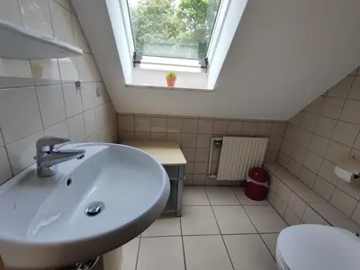 Ein Badezimmer in der Unterkunft 6 Personen Ferienhaus Austernfischer mit zwei Toiletten in Otterndorf