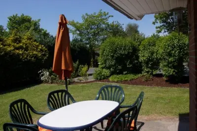 Ein Garten an der Unterkunft 6 Personen Ferienhaus Austernfischer mit zwei Toiletten in Otterndorf