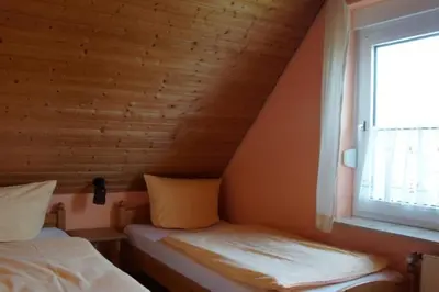 Ein Bett oder Betten in einem Zimmer der Unterkunft 6 Personen Ferienhaus Austernfischer mit zwei Toiletten in Otterndorf