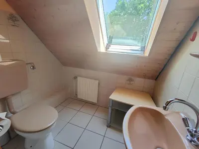 Ein Badezimmer in der Unterkunft 6 Personen Ferienhaus Austernfischer mit zwei Toiletten in Otterndorf