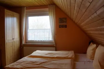 Ein Bett oder Betten in einem Zimmer der Unterkunft 6 Personen Ferienhaus Austernfischer mit zwei Toiletten in Otterndorf