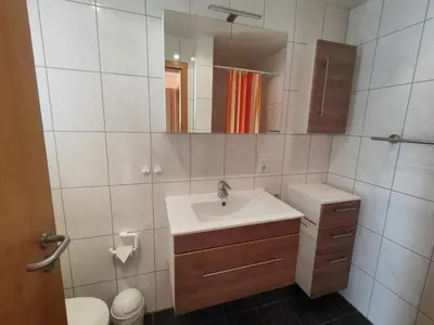 Ein Badezimmer in der Unterkunft 6 Personen Ferienhaus Austernfischer mit zwei Toiletten in Otterndorf