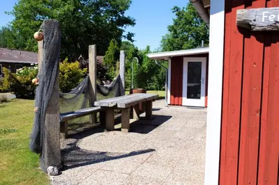 Ein Garten an der Unterkunft 4 Personen Ferienhaus Windrose mit Kanu in Otterndorf