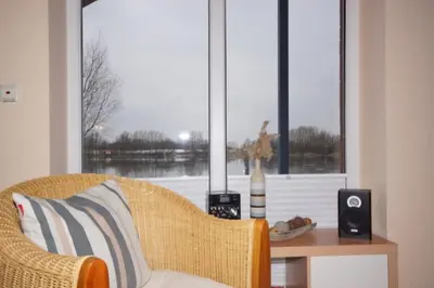 Ein Sitzbereich in der Unterkunft 4 Personen Ferienhaus mit Kanu, Kaminofen und herrlichem Seeblick in Otterndorf