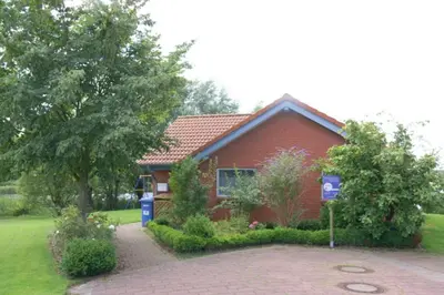 Ein Garten an der Unterkunft 4 Personen Ferienhaus mit Kanu, Kaminofen und herrlichem Seeblick in Otterndorf