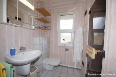 Ein Badezimmer in der Unterkunft 4 Personen Angler-Ferienhaus mit privatem Bootsteg, direkter Seelage, Kanu und Sauna in Otterndorf