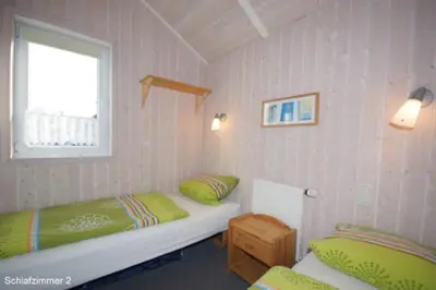 Ein Bett oder Betten in einem Zimmer der Unterkunft 4 Personen Angler-Ferienhaus mit privatem Bootsteg, direkter Seelage, Kanu und Sauna in Otterndorf