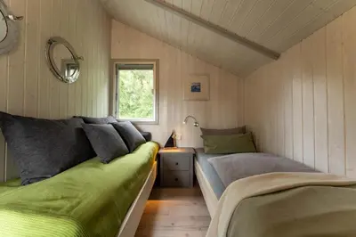 Ein Sitzbereich in der Unterkunft 4 Personen Luxusferienhaus mit Sauna, Kaminofen, Klimaanlage, Kanu und Seeblick in Otterndorf
