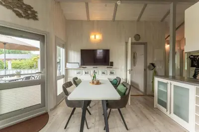 Küche/Küchenzeile in der Unterkunft 4 Personen Luxusferienhaus mit Sauna, Kaminofen, Klimaanlage, Kanu und Seeblick in Otterndorf