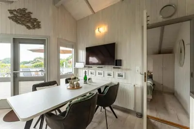 TV/Unterhaltungsangebot in der Unterkunft 4 Personen Luxusferienhaus mit Sauna, Kaminofen, Klimaanlage, Kanu und Seeblick in Otterndorf