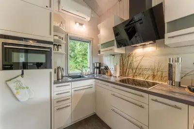 Küche/Küchenzeile in der Unterkunft 4 Personen Luxusferienhaus mit Sauna, Kaminofen, Klimaanlage, Kanu und Seeblick in Otterndorf