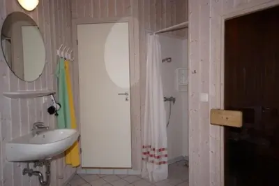 Ein Badezimmer in der Unterkunft 6 Personen Ferienhaus mit privatem Bootsteg, dikekter Seelage, Kanu, Whirlpool, Sauna und Kaminofen in Otterndorf