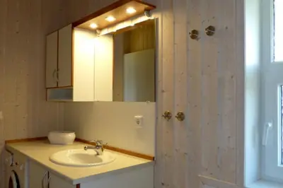 Ein Badezimmer in der Unterkunft 6 Personen kinderfreundliches Ferienhaus mit Sauna, Whirlpool und Kaminofen in Otterndorf