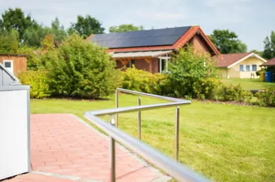 Ein Garten an der Unterkunft 4 Personen ebenerdiges, barrierefreies Ferienhaus in erster Reihe zum See in Otterndorf