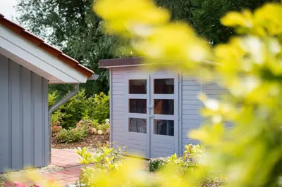 Ein Garten an der Unterkunft 4 Personen ebenerdiges, barrierefreies Ferienhaus in erster Reihe zum See in Otterndorf