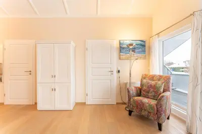 Ein Sitzbereich in der Unterkunft 4 Personen ebenerdiges, barrierefreies Ferienhaus in erster Reihe zum See in Otterndorf
