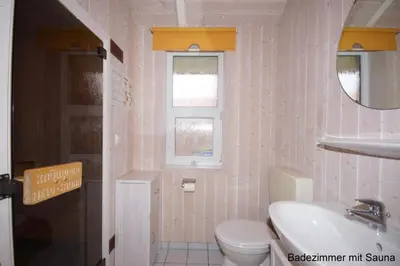 Ein Badezimmer in der Unterkunft 4 Personen Ferienhaus mit privatem Bootsteg, direkte Seelage, Kanu, Sauna und Kaminofen in Otterndorf