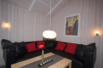 Ein Sitzbereich in der Unterkunft 4 Personen Ferienhaus mit privatem Bootsteg, direkte Seelage, Kanu, Sauna und Kaminofen in Otterndorf