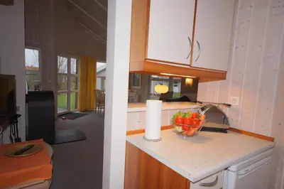 Küche/Küchenzeile in der Unterkunft 4 Personen Ferienhaus mit privatem Bootsteg, direkte Seelage, Kanu, Sauna und Kaminofen in Otterndorf