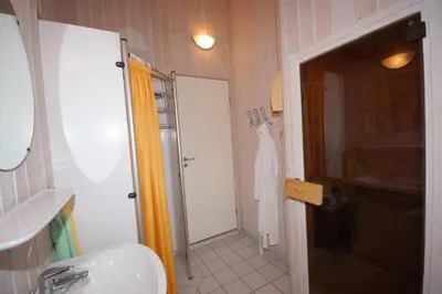 Ein Badezimmer in der Unterkunft 4 Personen Ferienhaus mit privatem Bootsteg, direkte Seelage, Kanu, Sauna und Kaminofen in Otterndorf