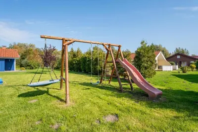 Ein Kinderspielbereich in der Unterkunft 6 Personen Familienferienhaus mit Sauna, Whirlpool zwei Toiletten und Kaminofen in Otterndorf