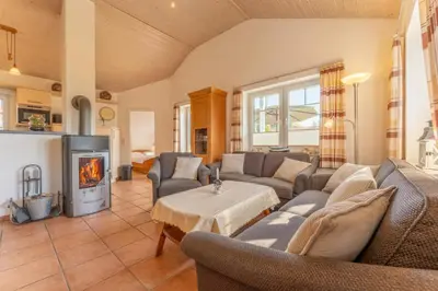 Ein Sitzbereich in der Unterkunft 6 Personen Familienferienhaus mit Sauna, Whirlpool zwei Toiletten und Kaminofen in Otterndorf