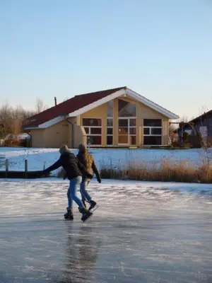 4 Personen Ferienhaus mit privatem Bootsteg, direkter Seelage, Kanu und Sauna in Otterndorf im Winter