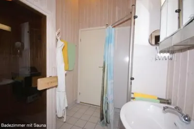 Ein Badezimmer in der Unterkunft 4 Personen Ferienhaus mit privatem Bootsteg, direkter Seelage, Kanu und Sauna in Otterndorf