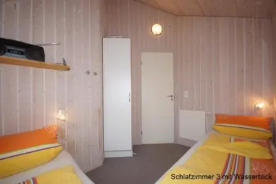 Ein Bett oder Betten in einem Zimmer der Unterkunft 6 Personen Ferienhaus mit privatem Bootsteg, direkter Seelage, Kanu, Whirlpool und Sauna in Otterndorf