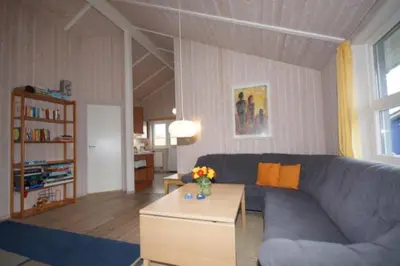 Ein Sitzbereich in der Unterkunft 6 Personen Ferienhaus mit privatem Bootsteg, direkter Seelage, Kanu, Whirlpool und Sauna in Otterndorf