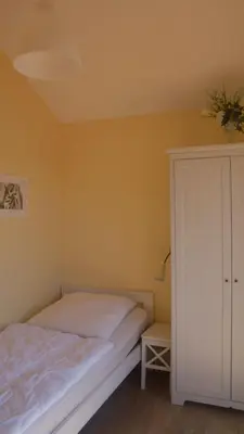 Ein Bett oder Betten in einem Zimmer der Unterkunft 4 Personen Ferienhaus mit Kaminofen, Wintergarten und Kanu, mit einem wundervollen Blick auf den See in Otterndorf