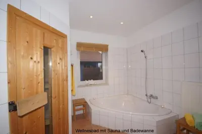 Ein Badezimmer in der Unterkunft 6 Personen Ferienhaus mit privatem Bootsteg, direkter Seelage, Kanu, Sauna und Badewanne in Otterndorf