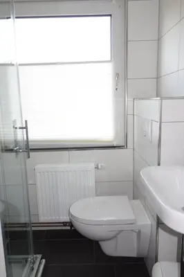 Ein Badezimmer in der Unterkunft 4 Personen Ferienhaus mit zwei Duschen und Toiletten in zweiter Reihe zum Deich in Otterndorf