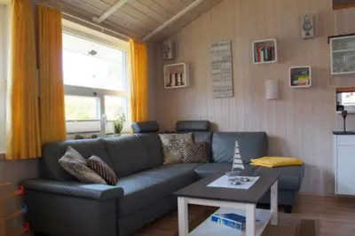 Ein Sitzbereich in der Unterkunft 6 Personen kinderfreundliches Ferienhaus mit Sauna, Whirlpool und Kaminofen in Otterndorf