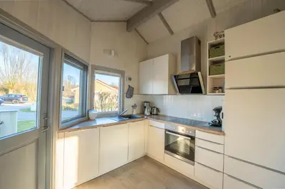 Küche/Küchenzeile in der Unterkunft Kinderfreundliches 5 Personen Wellnessferienhaus Treibholz mit zwei Duschen und Toiletten, Sauna, Whirlpool, Kaminofen, Wintergarten und Kanu in Otterndorf