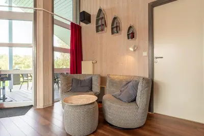 Ein Sitzbereich in der Unterkunft 12 Personen Familienferienhaus mit Sauna, Whirlpool, zwei Duschen und Toiletten, Kaminofen und Kanu in 1. Reihe zum See mit wundervollem Seeblick in Otterndorf