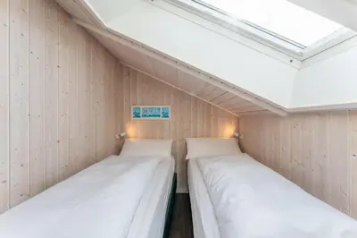 Ein Bett oder Betten in einem Zimmer der Unterkunft 12 Personen Familienferienhaus mit Sauna, Whirlpool, zwei Duschen und Toiletten, Kaminofen und Kanu in 1. Reihe zum See mit wundervollem Seeblick in Otterndorf