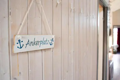 Ein Zertifikat, Auszeichnung, Logo oder anderes Dokument, das in der Unterkunft 12 Personen Familienferienhaus mit Sauna, Whirlpool, zwei Duschen und Toiletten, Kaminofen und Kanu in 1. Reihe zum See mit wundervollem Seeblick in Otterndorf ausgestellt ist