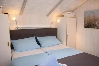Ein Bett oder Betten in einem Zimmer der Unterkunft 5 Personen Ferienhaus mit Sauna, Kanu und herrlichem Seeblick in Otterndorf
