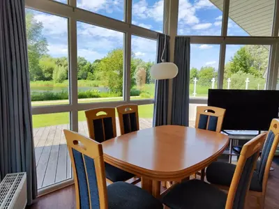 Grundriss der Unterkunft 6 Personen Ferienhaus in 1. Reihe zum See mit Kanu und herrlichem Seeblick, Sauna, Whirlpool, Kaminofen, Klimaanlage und E-Tankstelle am Haus in Otterndorf