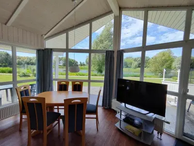 TV/Unterhaltungsangebot in der Unterkunft 6 Personen Ferienhaus in 1. Reihe zum See mit Kanu und herrlichem Seeblick, Sauna, Whirlpool, Kaminofen, Klimaanlage und E-Tankstelle am Haus in Otterndorf