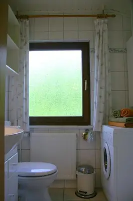 Ein Badezimmer in der Unterkunft 5 Personen Ferienhaus mit zwei Toiletten in zweiter Reihe zum Deich in Otterndorf