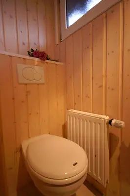 Ein Badezimmer in der Unterkunft 5 Personen Ferienhaus mit zwei Toiletten in zweiter Reihe zum Deich in Otterndorf