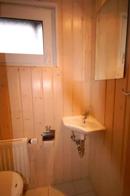 Ein Badezimmer in der Unterkunft 5 Personen Ferienhaus mit zwei Toiletten in zweiter Reihe zum Deich in Otterndorf