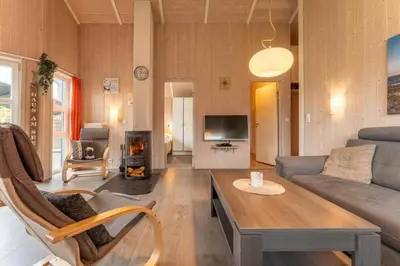 Ein Sitzbereich in der Unterkunft 6 Personen Ferienhaus in direkter Seelage mit Bootsteg und Kanu sowie Sauna, Whirlpool und Kaminofen in Otterndorf