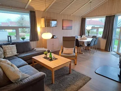 Ein Sitzbereich in der Unterkunft 6 Personen Ferienhaus mit Sauna, Whirlpool, Kaminofen und Kanu in 2. Rheie zum See in Otterndorf