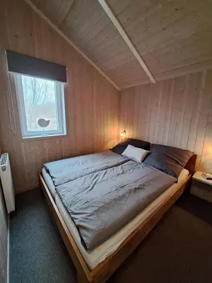 Ein Bett oder Betten in einem Zimmer der Unterkunft 6 Personen Ferienhaus mit Sauna, Whirlpool, Kaminofen und Kanu in 2. Rheie zum See in Otterndorf